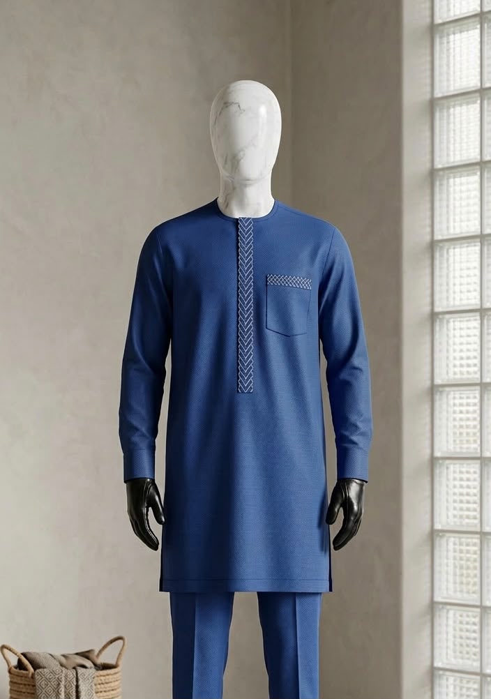 Ensemble bleu à chevrons brodés — ensemble bleu sur mannequin